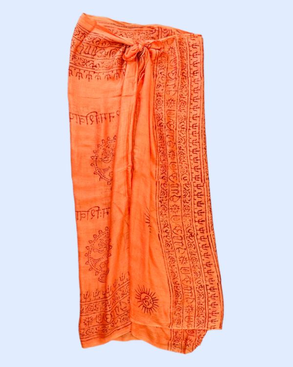 Oranges Pareo Sarong Tuch mit Om und Sanskrit Zeichen - Spirituelles Tuch vielseitig tragbar 
