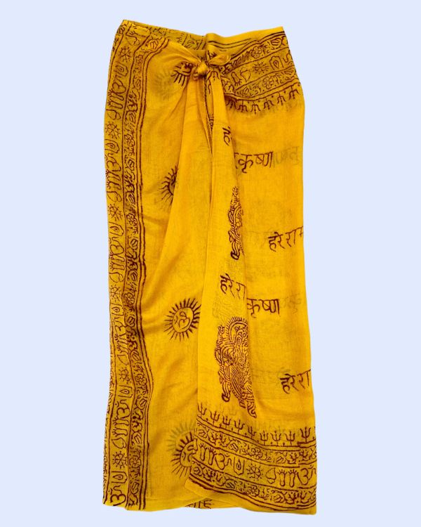 Gelber Pareo Sarong mit roten Om Zeichen und Sanskrits 