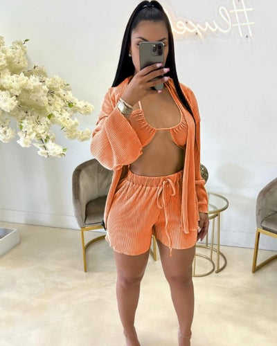 Oranges Plissee Dreiteiler Set aus kurzer Hose Shorts, Triangel Oberteil Top und passender luftiger Bluse 