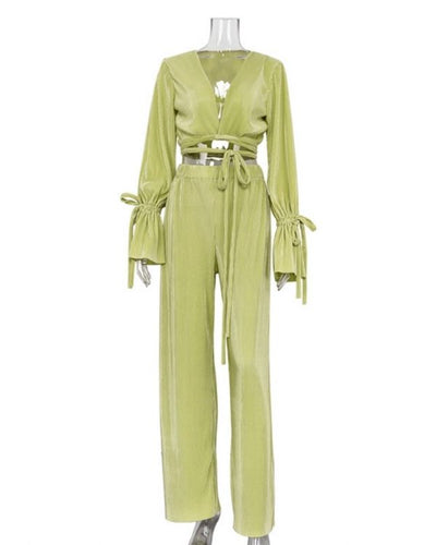 Fashion Must-Have: Grüne Plissee Hose und weite Ärmelbluse.
