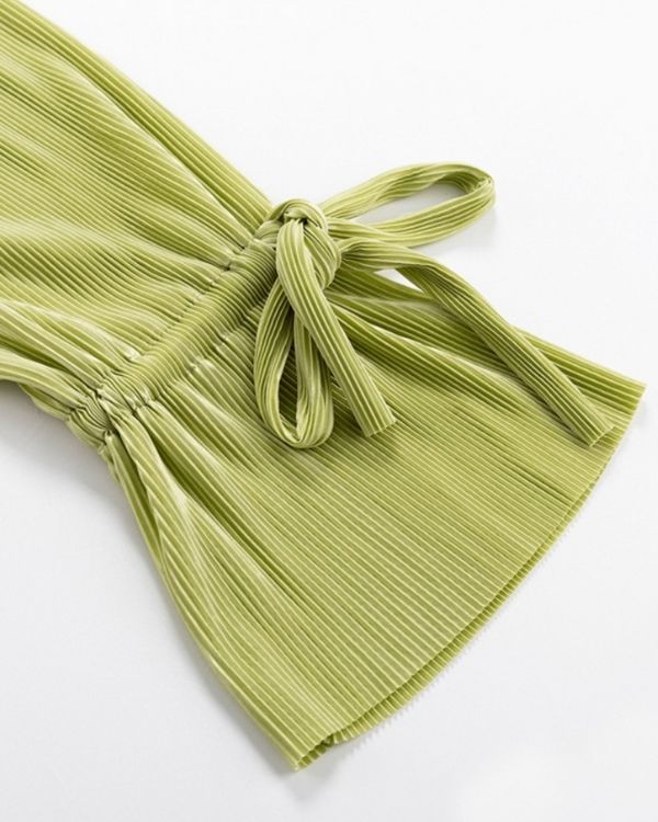 Grünes Plissee Set aus stillvoller Bluse und langer lockerer Hose mit elastischem Bund