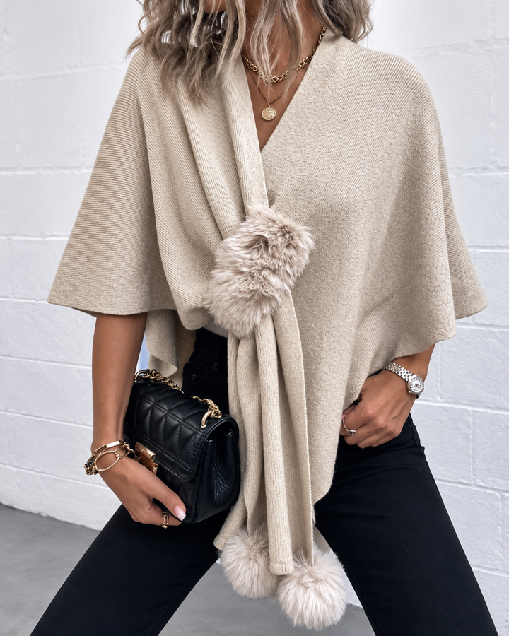 Elegantes Poncho-Cape Kaela mit Pompondetails an der Vorderseite