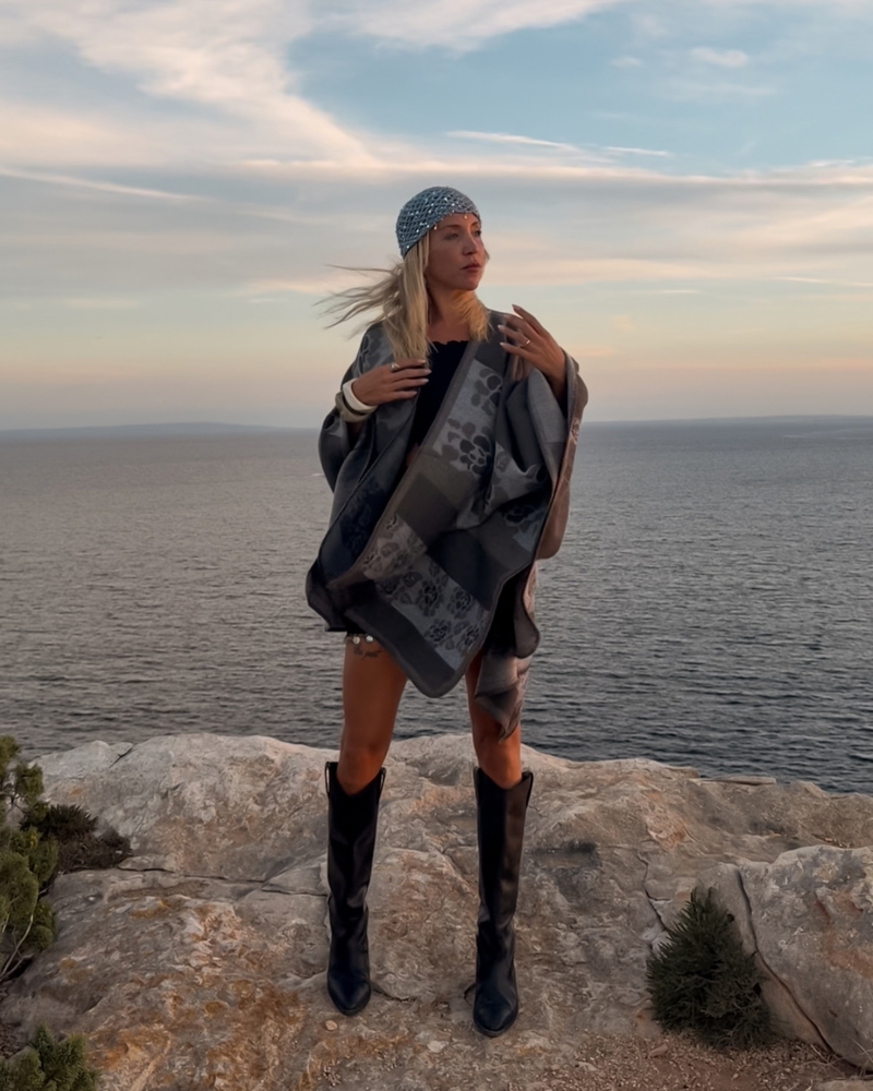 Perfekter Look für Herbst Tage | Poncho in grau mit Rosen Blumen 