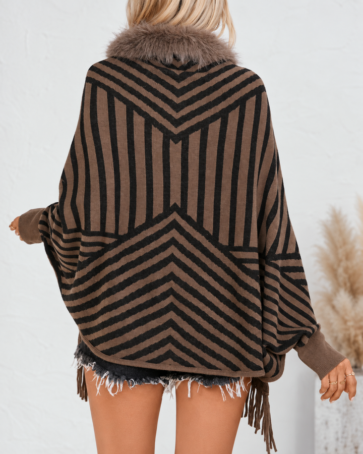 Weit geschnittener Damenponcho mit Ärmelabschlüssen und Fransen
