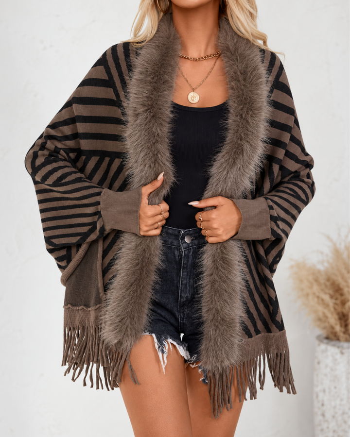Flauschiger Kragen am gestreiften Poncho Chalet Chic