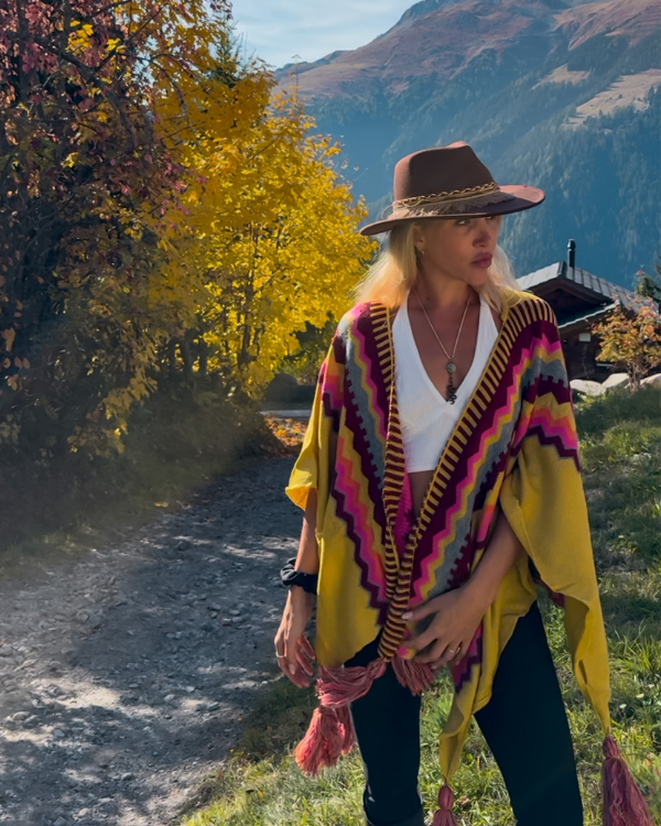 Gelber Mexican Style Poncho Cape mit farbigen Mustern und Fransen Pompoms