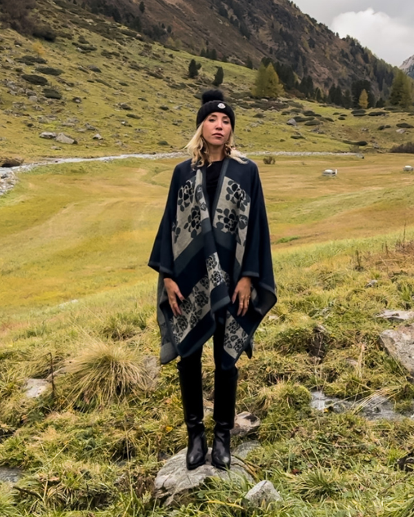 Stillvoller Damen Poncho Cape mit Blumen Floral Muster und in schönem Dunkelblau 