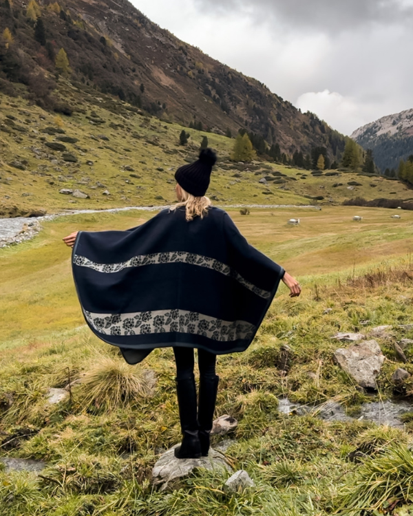 Herbst Winter Poncho Cape in dunkelblau - Boho Look für Herbst 