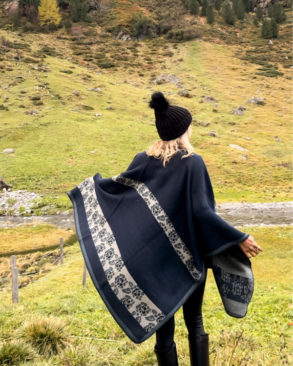 dunkelblauer Woll Poncho Cape mit Blumen Muster - Moderner Cape für kühle Tage