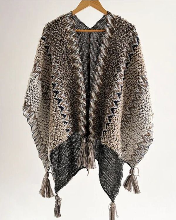 Boho Poncho Cape in Natur Tönen in braun / grau gemischt und mit Pompoms 