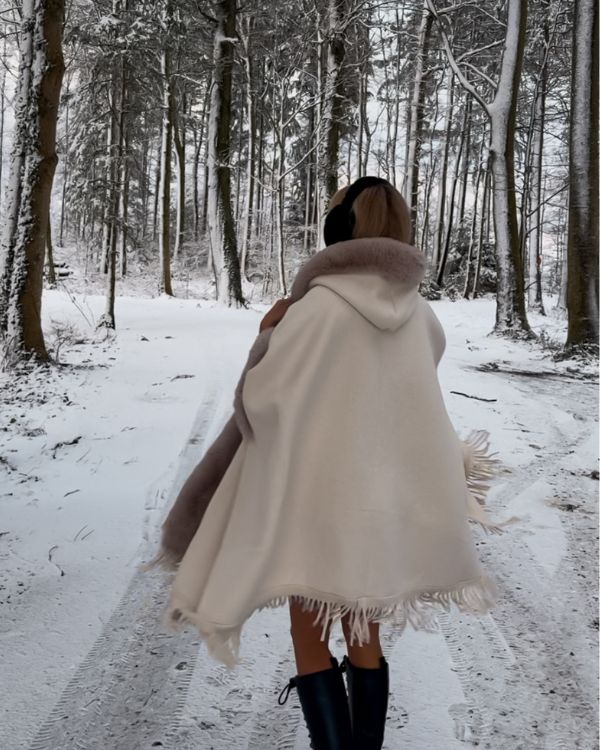 Stillvoller creme-weisser Luxus Poncho Cape mit Kapuze und Kunstfell 