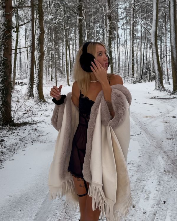 Hochwertiger Kunstfell Luxus Poncho mit Kapuze und Fransen an den Enden 