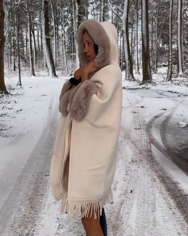 Hochwertiger Luxus Poncho aus Kunstfell in beige creme-weiss mit Kapuze 