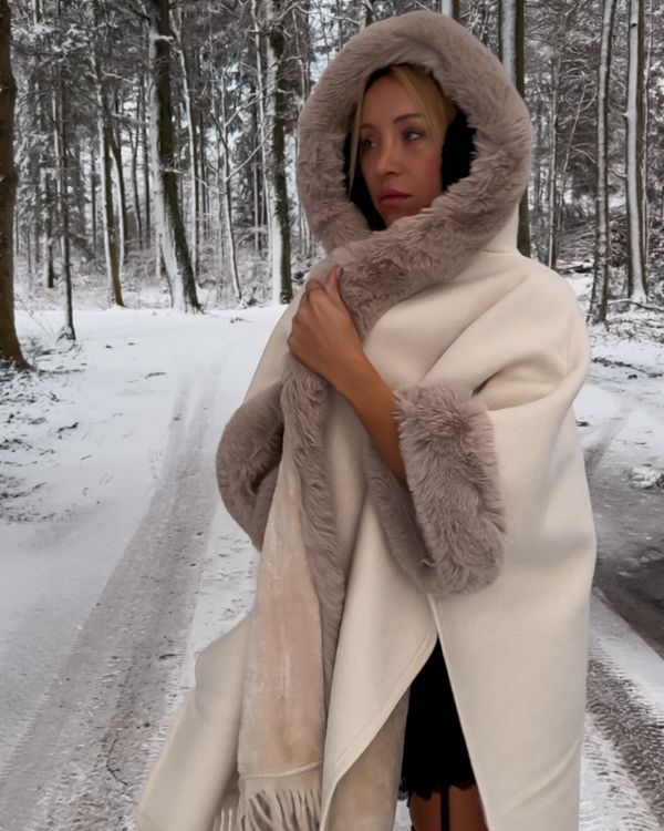 Kuscheliger und warmer Poncho Cape in creme-weiss 