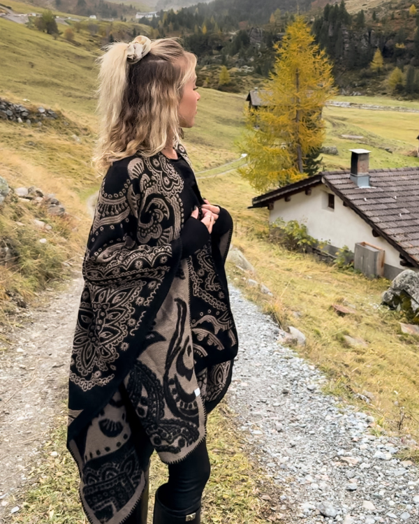 Stillvoller Damen Poncho Cape mit schönen Muster 