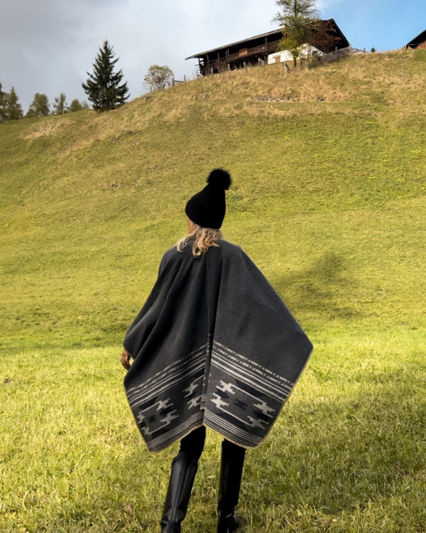 Grauer Boho Poncho Cape für Damen und Herren 
