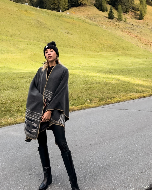 Damen und Herren Poncho Cape in grau mit Boho Ethno Muster 