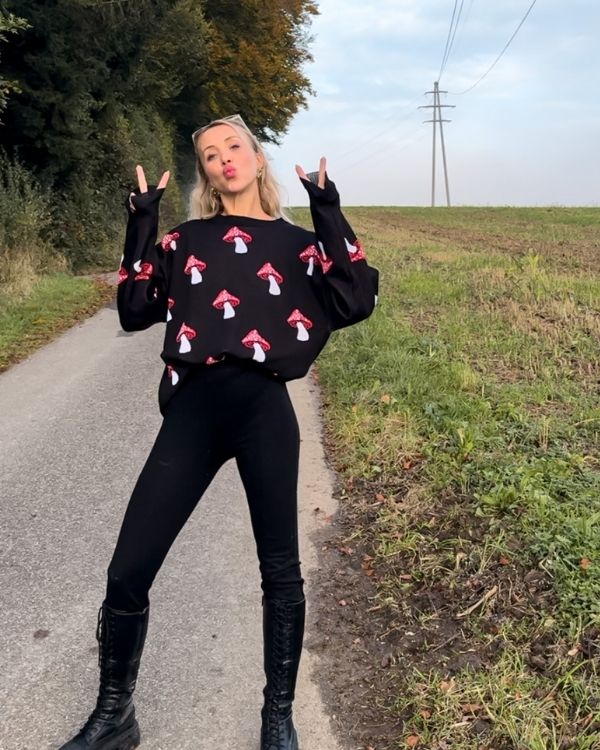 Moderner Stillvoller Pullover mit roten Pilzen - Magic Mushroom Pullover 