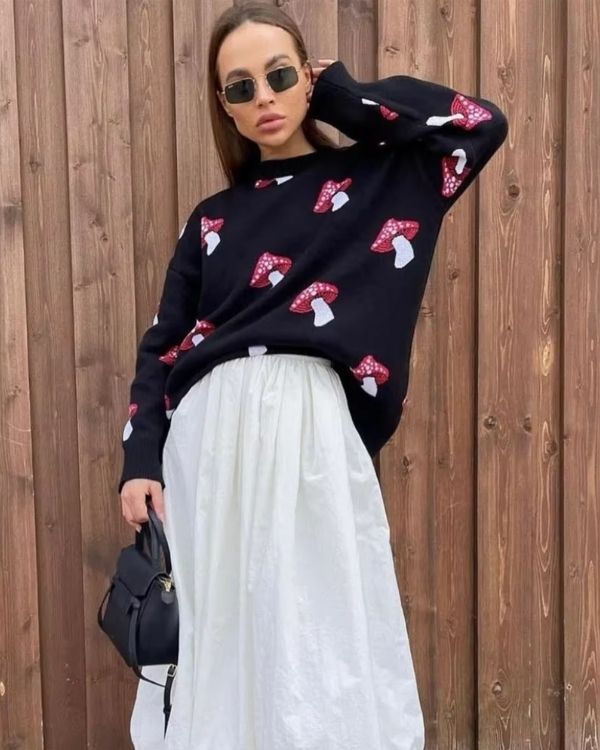 schwarzer langarm Feinstrick Pullover aus Viskose - Pullover mit roten Pilz Motiven 