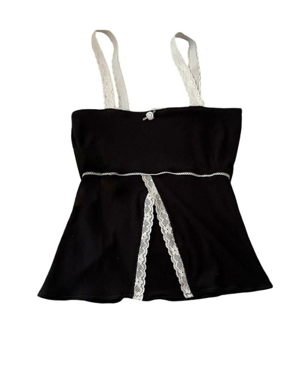 schwarzes Pyjama Top mit weissen Spitzen Details und Rösschen Symbol 