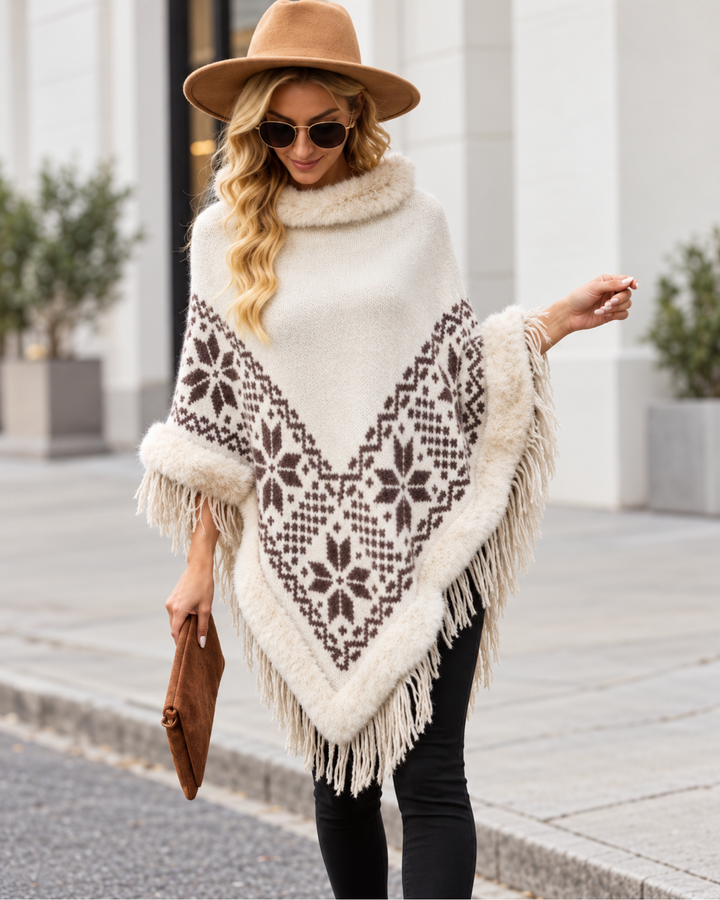 Rollkragenponcho Mountain Kiss in Weiss mit kontrastreichem Muster