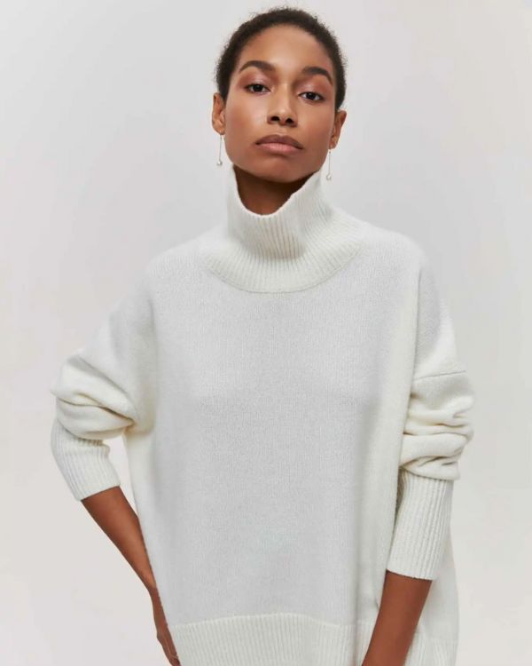 Weisser Winter Pullover mit hohem Rollkragen und hochwertigem warmen Stoff 