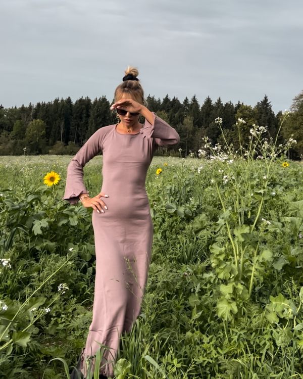 Braunes langes Herbst Kleid aus weichem Stoff - Rückenfreies Maxikleid 