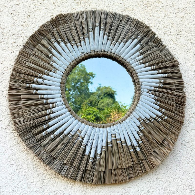 Runder Boho Spiegel aus Pflanzenfasern in braun-weiss gemischt - handgemachter Wand Spiegel aus Bali