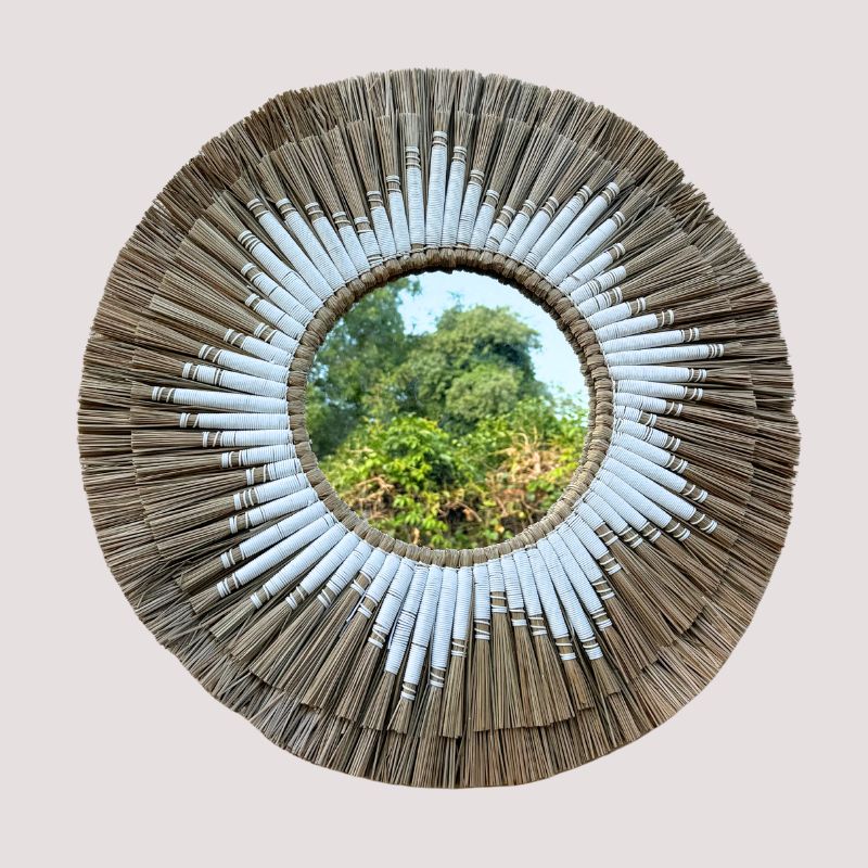 Runder Boho Wand Spiegel aus Bali in braun weiss mit Sonnen Stern Muster 