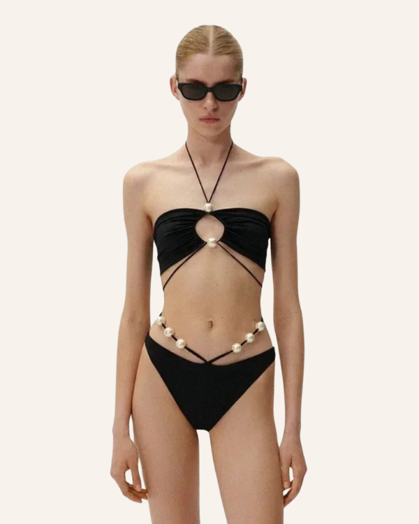 Luxus-Strandmode mit Perlenakzent