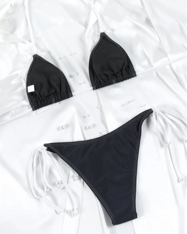 schwarzes Bikini Set mit weissen Bändern und weissen Schleifen Details 