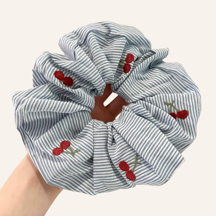 Blau-weiss gestreiftes Scrunchie Haargummi mit Kirsch Cherry Motiven 