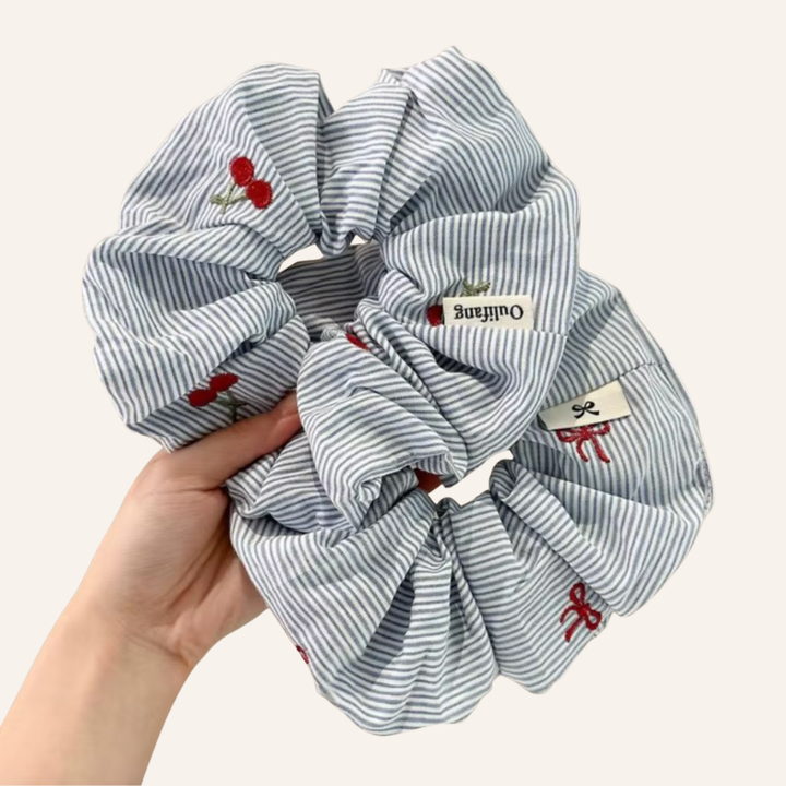 blau-weiss gestreiftes Haargummi Scrunchie mit Kirschen und Maschen 