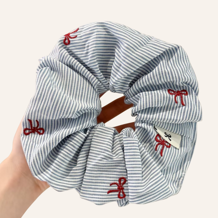 Blau-weiss gestreiftes Scrunchie mit Maschen Motiven in rot 