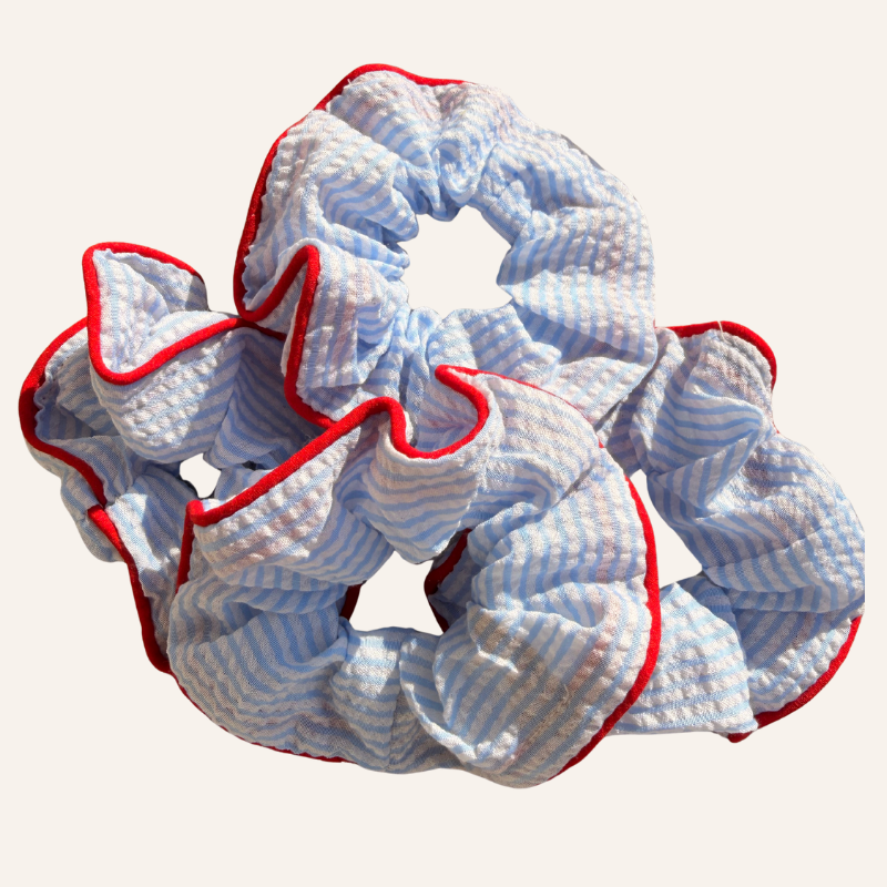 Scrunchie Haargummis aus Polyester Baumwolle in weiss-hellblau gestreift mit rotem Rand 