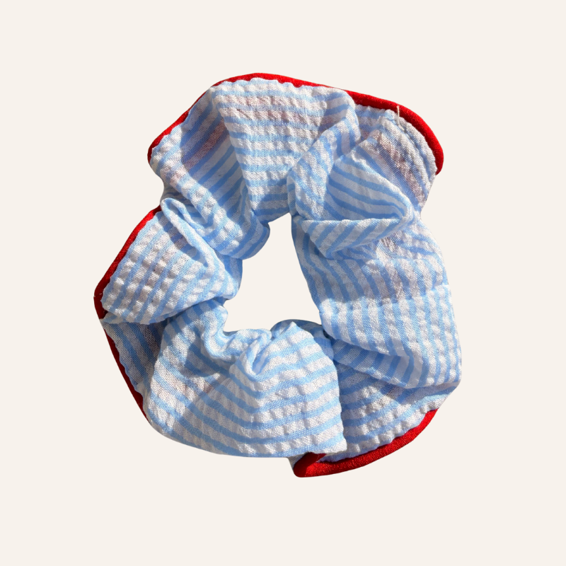 Blau-weisses gestreiftes Scrunchie Haargummi mit rotem Rand 