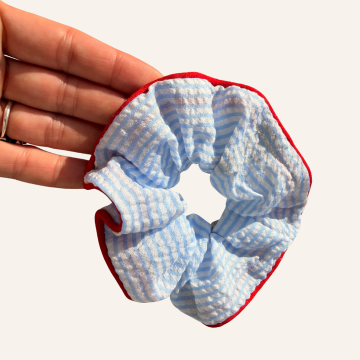 Sailor Chic Scrunchie in hellblau-weiss gestreift und mit rotem Rand 