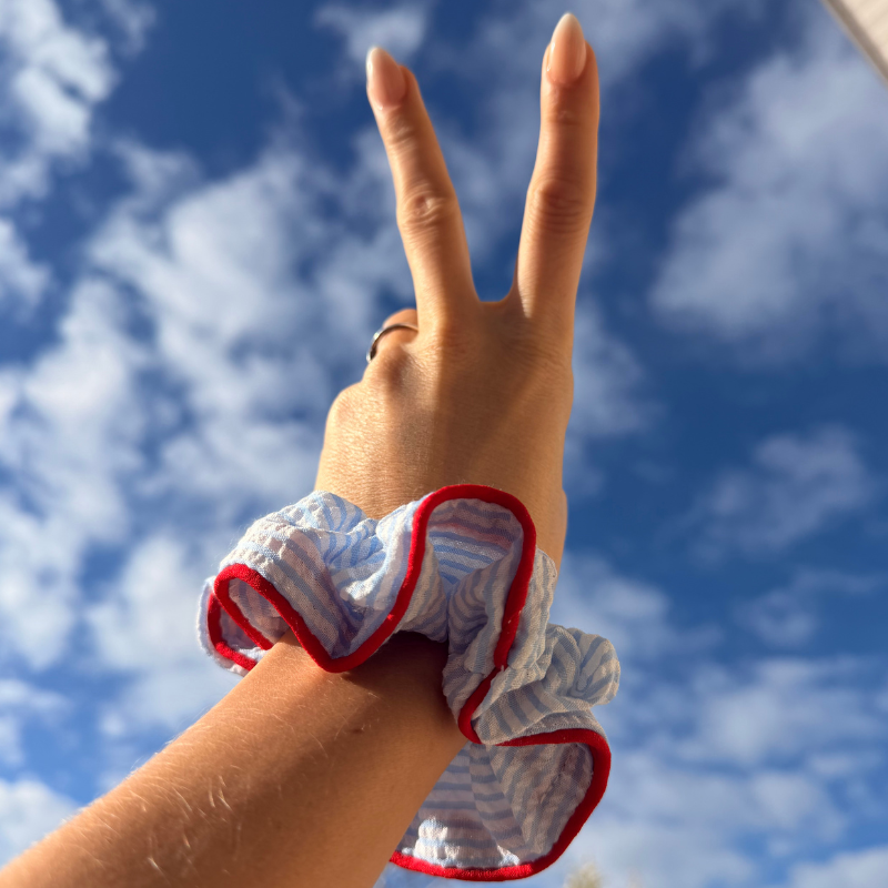Gestreifter Scrunchie Damen in blau-weiss mit rotem Rand 