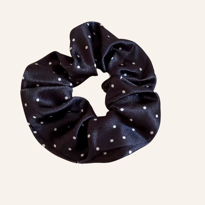 schwarzes Satin Scrunchies Haargummi mit weissen Punkten 