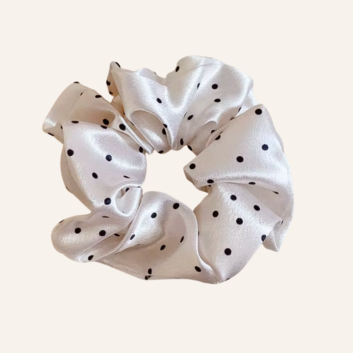 weisses Satin Scrunchie mit schwarzen Punkten | Polka Dots Scrunchie Haargummi 