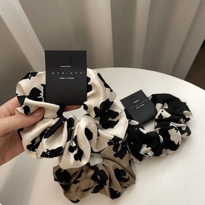 elegante Satin Seide Scrunchies mit Punkte Flecken Muster - Weiss schwarzes Haargummi Scrunchie