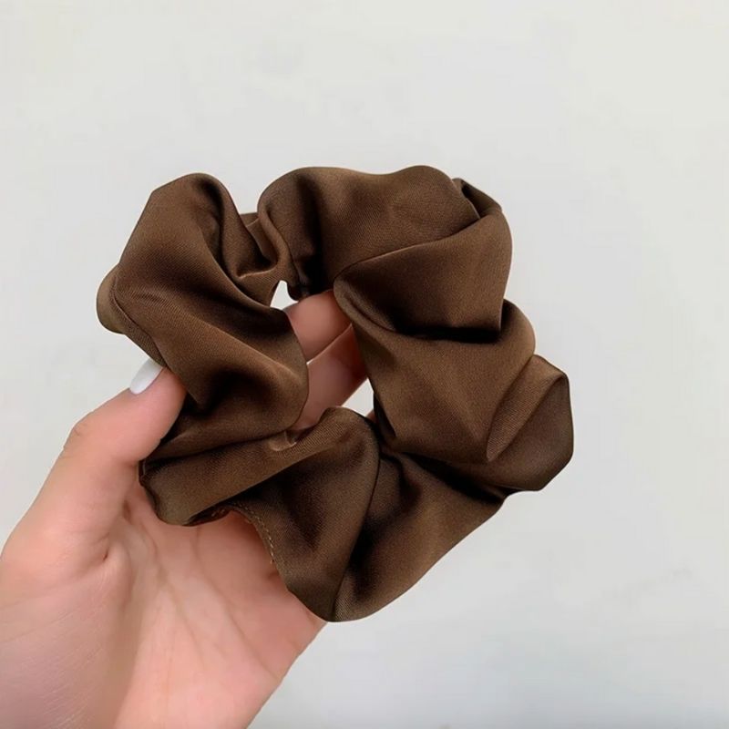 Braunes Satin Scrunchies Haargummi für deine perfekte Frisur oder Dutt 