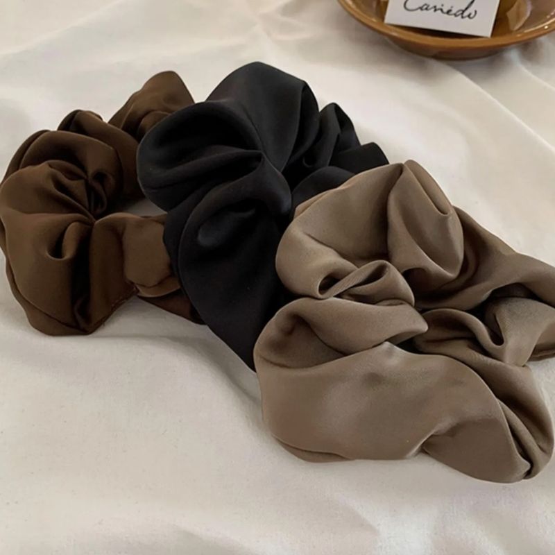 Moderner Haarschmuck – dunkle Scrunchies für schlichte Eleganz.