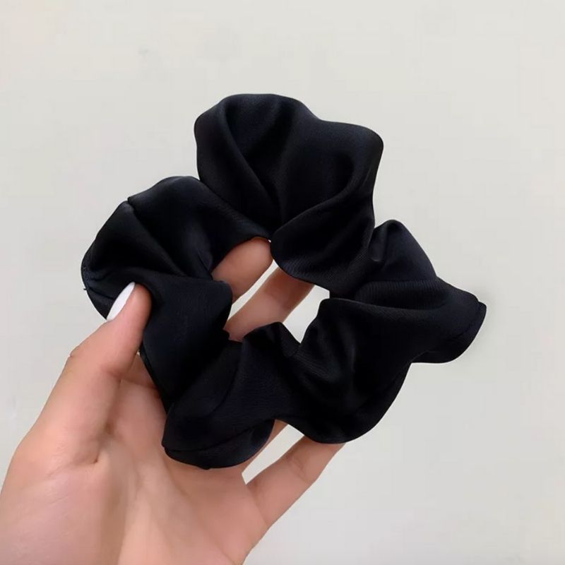 Schwarzes Satin Scrunchies Haargummi für dein perfektes Haarstyling 