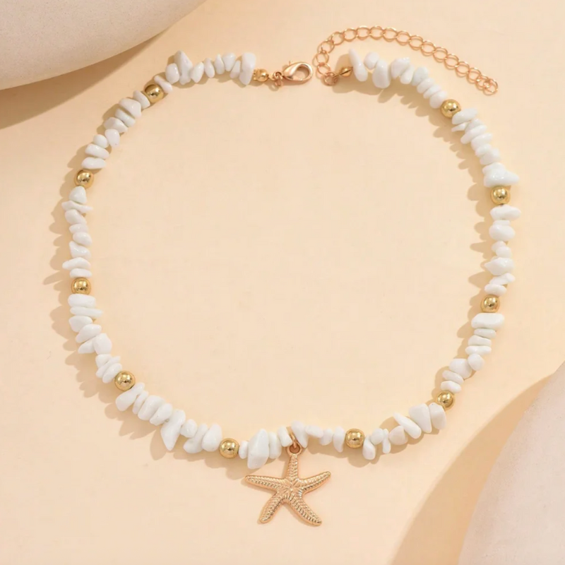 Weiss Halskette aus Steinen mit goldenen Details und goldenem Seestern 
