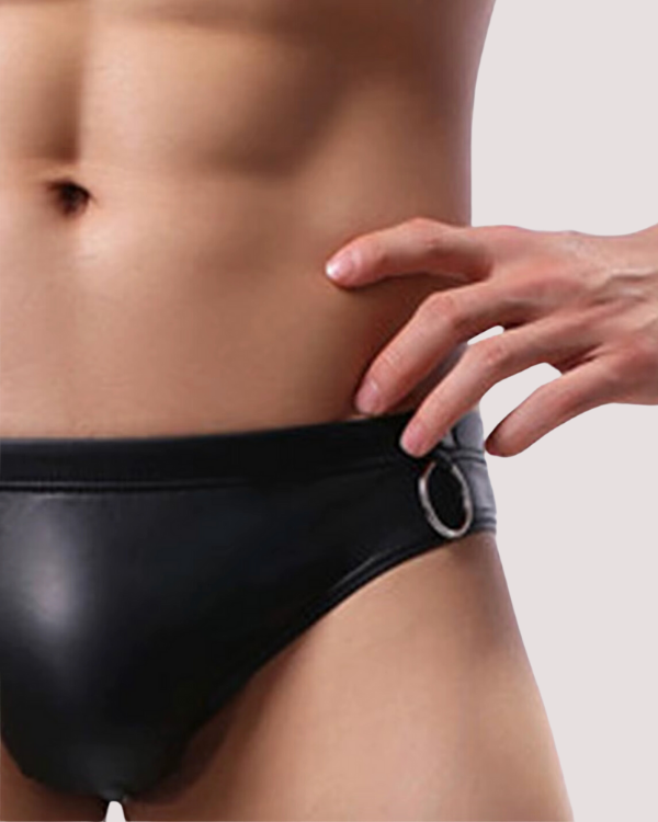 Männer Unterhose in schwarz im Kunstleder Look mit silbernem Ring auf der Seite 