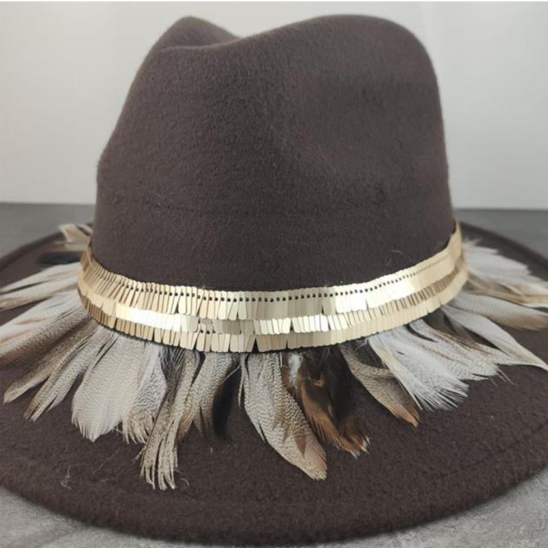 Brauner Boho Sombrero Hut mit breiter Krempe und Federn Deko Verzierung 