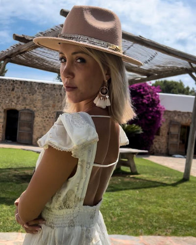 Rückenfreies Boho Chic Sommerkleid in creme-beige mit Paisley Mustern und vielen süssen Details 