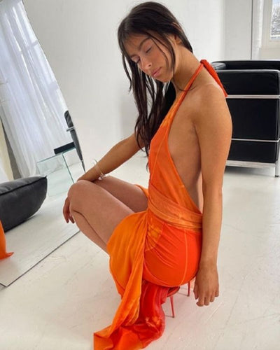 Modisches Kleid in auffälligen Orangen Tönen und Schlitz auf der Vorderseite 