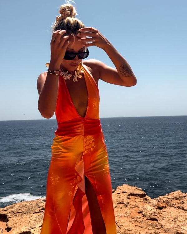 Modisches Kleid in auffälligen Orangen Tönen und Schlitz auf der Vorderseite 